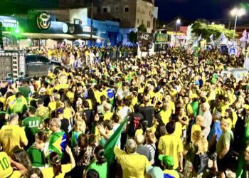 Flávio Bolsonaro, Nikolas Ferreira e Flávio Roscoe reunem multidão em Valadares