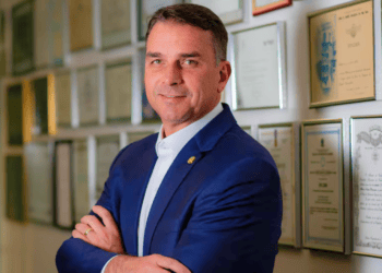 Flávio Bolsonaro é esperado em Valadares nesta quinta ( 24 )