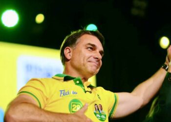 Flávio decide participar de debate mesmo sem Lula