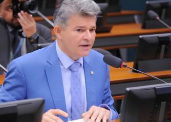 Deputado caçoa de eleitores e afirma que não ataca o STF