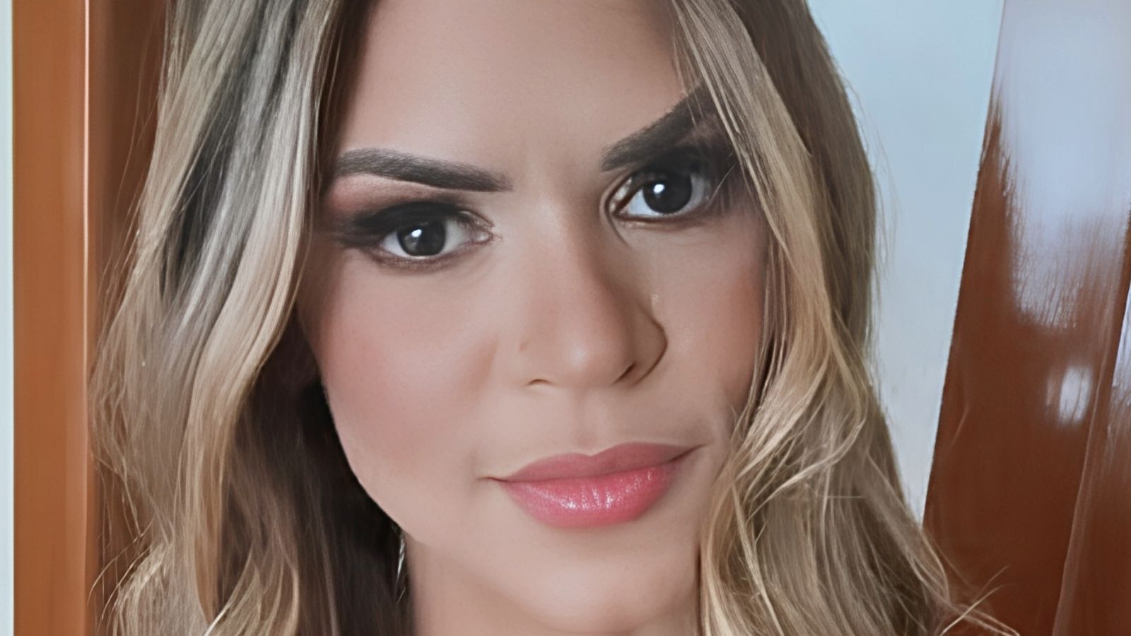 Um ano após o feminicídio da empresária Ingrid Emanuelle Santos, de 34 anos, o ex-marido apontado como mandante e o homem acusado de intermediar a contratação dos assassinos continuam foragidos.