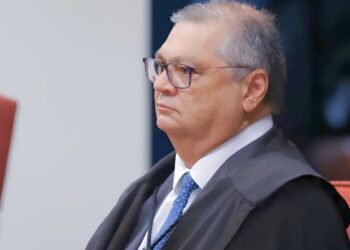 O ministro Flávio Dino, do Supremo Tribunal Federal ( STF ), derrubou nesta quinta-feira ( 10 ) o sigilo do inquérito que investiga um suposto desvio de emendas parlamentares para empresas ligadas ao filme Dark Horse