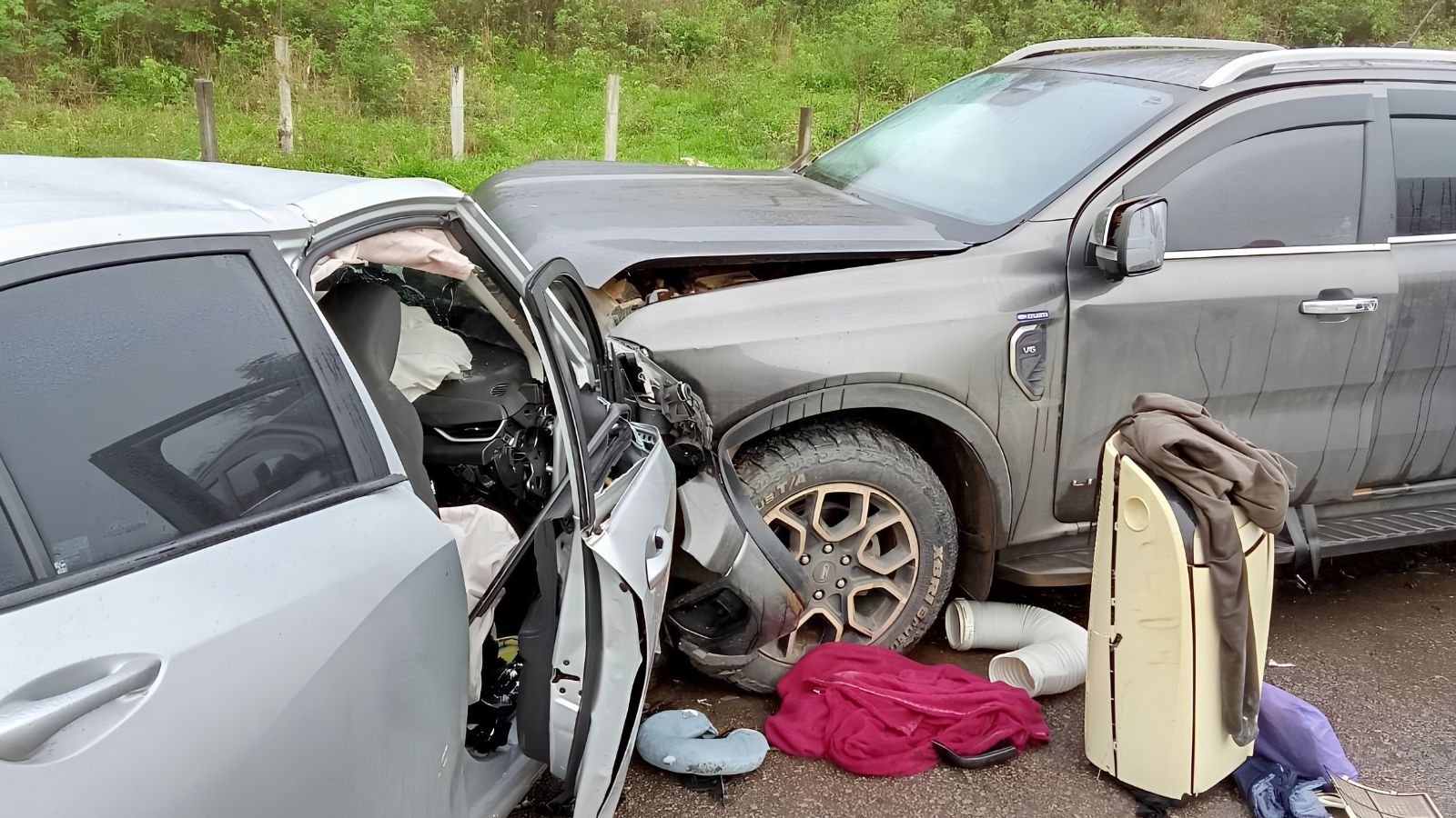 Acidente na BR-116, perto de Topázio, em Teófilo Otoni, deixa um motorista morto e duas passageiras gravemente feridas.