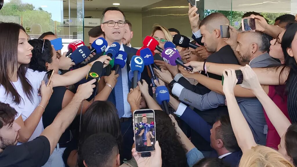 A campanha de Flávio Bolsonaro chegou ao TSE sem apresentar dados sob sigilo. A entrega ficou condicionada à análise dos documentos de Lula.