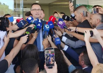 A campanha de Flávio Bolsonaro chegou ao TSE sem apresentar dados sob sigilo. A entrega ficou condicionada à análise dos documentos de Lula.