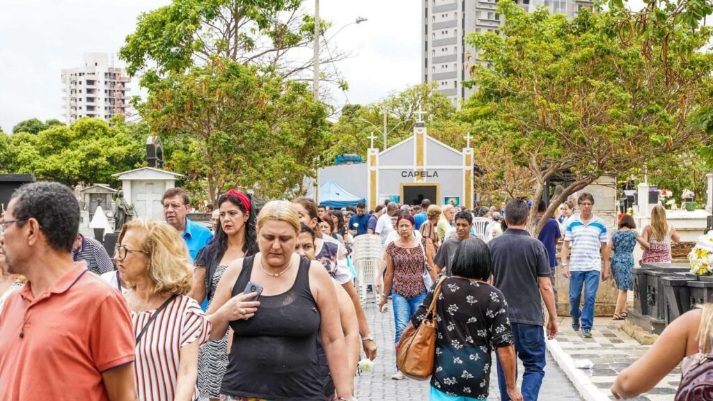 Mais de 30 mil pessoas devem visitar os cemitérios de Governador Valadares no Dia de Finados. Confira os horários de funcionamento e as orientações para as visitas