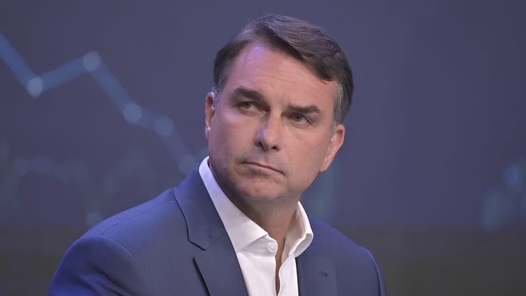 O governo brasileiro acionou autoridades argentinas para verificar um possível risco de fuga do senador Flávio Bolsonaro ( PL-RJ ).