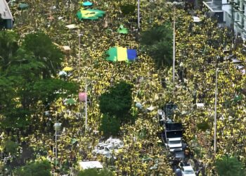 Flávio Bolsonaro e Nikolas Ferreira reúnem multidão em Vitória