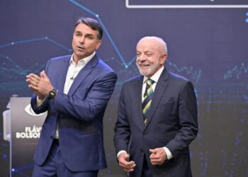 Bispos católicos aponta Flávio Bolsonaro como ameaça à democracia