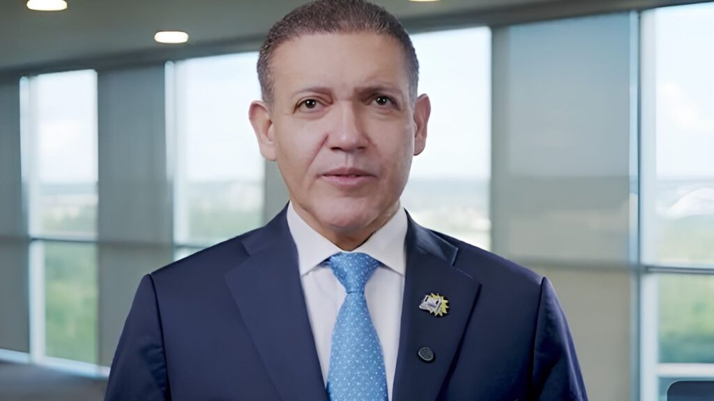 O Tribunal Superior Eleitoral ( TSE ) classificou como falsa, nesta segunda-feira ( 26 ), a acusação de Flávio Bolsonaro ( PL ) de que fiscais de seu partido foram expulsos da sala-cofre durante a apuração das eleições presidenciais.
