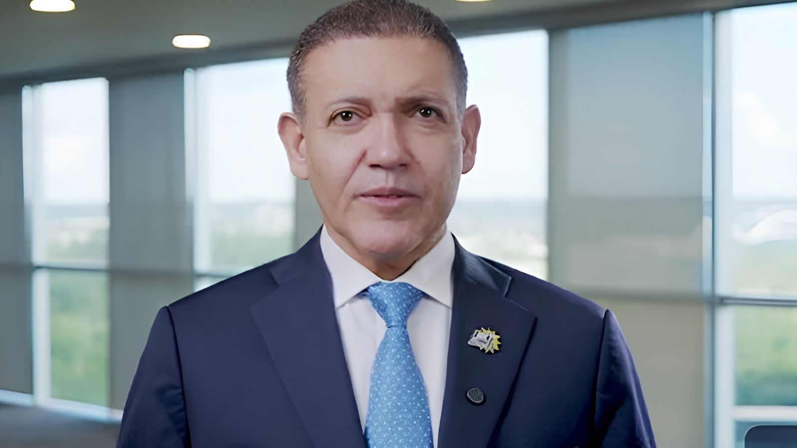 O Tribunal Superior Eleitoral ( TSE ) classificou como falsa, nesta segunda-feira ( 26 ), a acusação de Flávio Bolsonaro ( PL ) de que fiscais de seu partido foram expulsos da sala-cofre durante a apuração das eleições presidenciais.