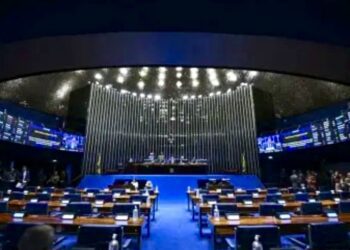 Oposição tenta adiar votação da PEC do fim da escala 6×1