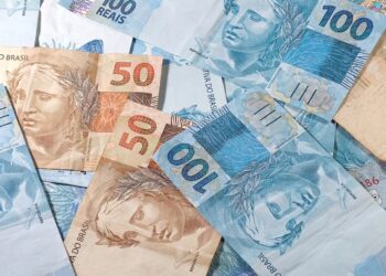 Primeira parcela do 13º salário deve ser paga até 30 de novembro
