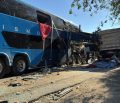 Acidente entre ônibus de turismo e carreta deixa duas mulheres mortas na BR-259, em Governador Valadares