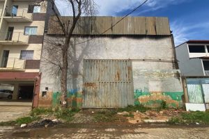 Depósito de veículos pega fogo em Valadares