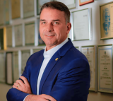 Flávio Bolsonaro é esperado em Valadares nesta quinta ( 24 )