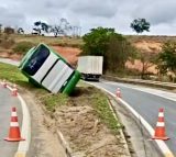 Ônibus tomba em Valadares