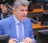 Deputado caçoa de eleitores e afirma que não ataca o STF